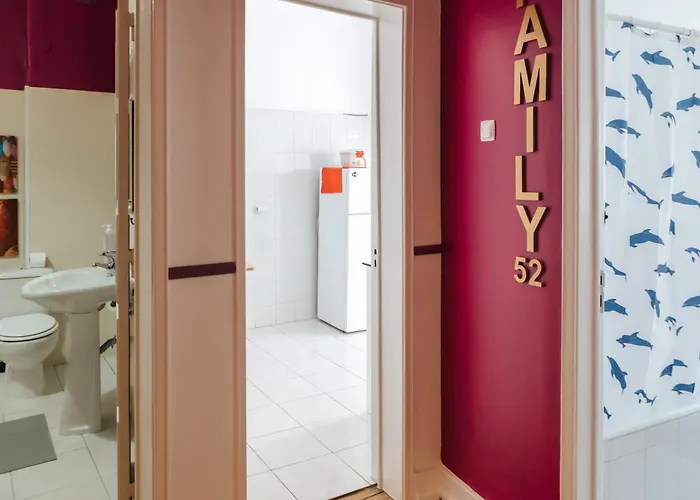 Проживання в сім'ї Aquilla Family 301 *